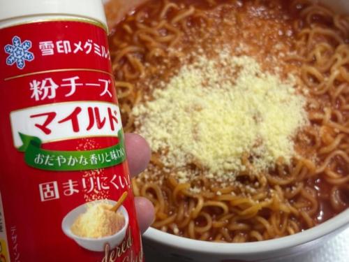 器に盛りつけ、仕上げに粉チーズをたっぷり振りかけて完成