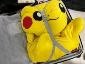 スーツケースに押し込まれた特大ピカチュウぬいぐるみ かわいそうだけどかわいい?