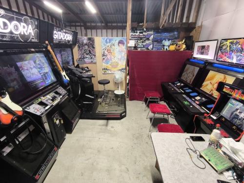 “おうちゲーセン”が話題!個人宅のガレージに作られた光景に「家の要素どこ?」