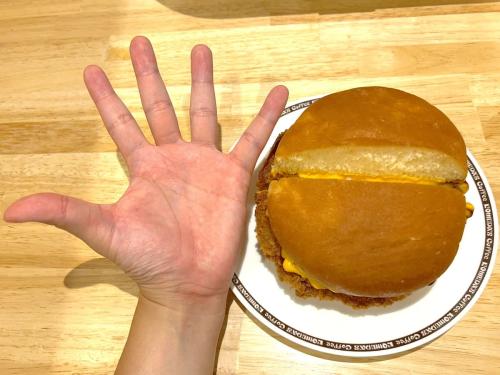 【実食】コメダ珈琲店の「ドデカメンチバーガー」は名前に偽りなし バンズからはみ出す“肉の暴力”