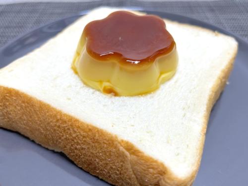 金の食パンの上に、プッチンプリンをのせます
