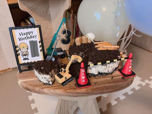 ケーキの上は只今工事中!3歳のわが子に作った「工事現場ケーキ」が楽しそう