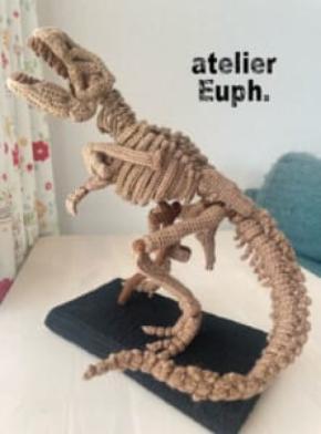 編み物で骨格標本を再現……?すごすぎて理解が追いつかない「T-REXのあみぐるみ」