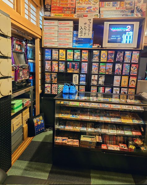 実家の一室をレトロゲームショップ風に改造 本物の什器も揃えた昭和男児の夢空間