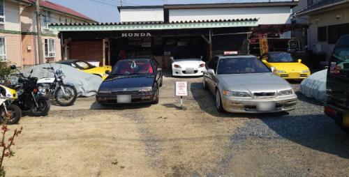 外から見ると自動車店