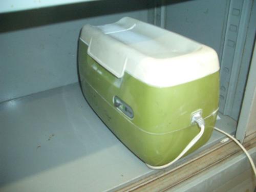 本物の学校職員室をタイムカプセルのように覗き見る感覚