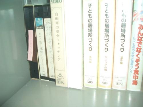 本物の学校職員室をタイムカプセルのように覗き見る感覚
