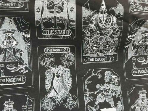 前面にスタンド能力をイメージしたタロットカード