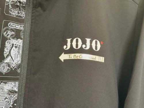 胸部には「JOJO」のロゴ