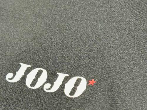 表面にはクレープ素材のような凹凸が