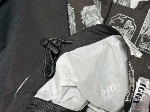 腰にはドローコード付き