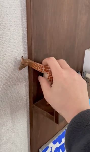 キリンのフィギュアをいじると……