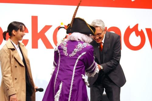 固く握手を交わす