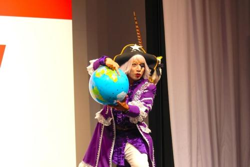 地球儀ネタを披露