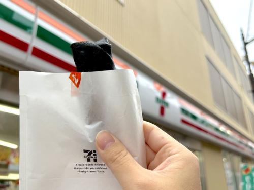 ま、真っ黒だ……セブン「黒いすき焼き春巻」を実食!味もビジュアルも大胆で美味しい