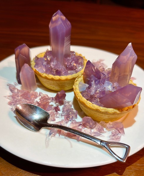 「食べられる鉱物」誕生 透明感までも再現した甘くて美しいアメシスト