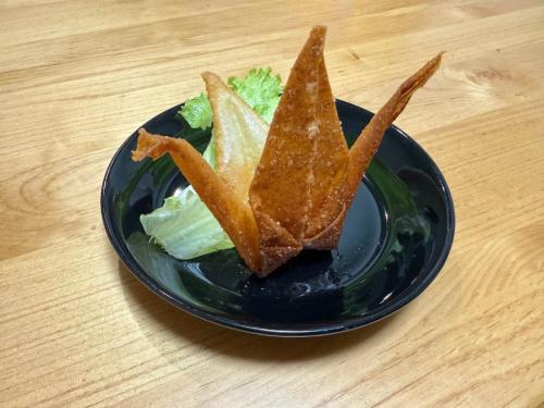 春巻きの皮で折り鶴制作　そのまま揚げる大胆アレンジにびっくり