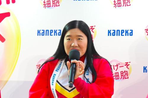 代表質問に答えるよしこさん