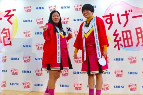 記者席を指差すよしこさん