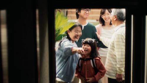 CMでは、日常の中にある小さな優しさや、誰かを想う気持ちが言葉を超えて伝わっていく様子を描写