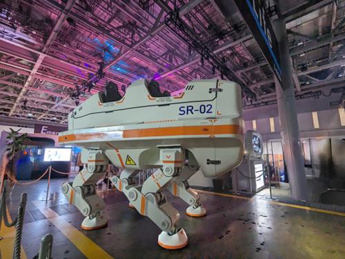 世界初の4人乗り4足歩行ロボット (c)2025 三精テクノロジーズ株式会社