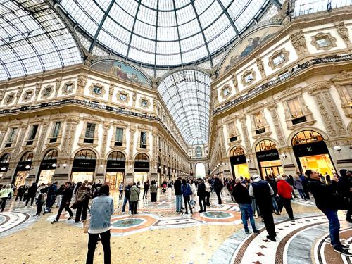 数々の高級店が並ぶ、ミラノ・ドゥオーモ広場の「ガレリア」