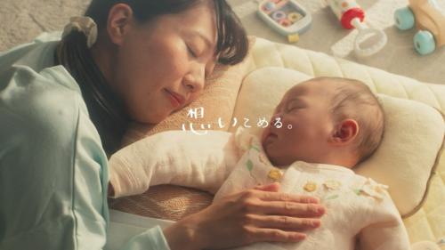 CMでは、日常の中にある小さな優しさや、誰かを想う気持ちが言葉を超えて伝わっていく様子を描写
