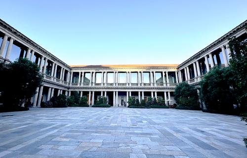 バロック建築の最も古い例として知られる「旧大司教座神学校」を改修。歴史と最先端の空気が交差する