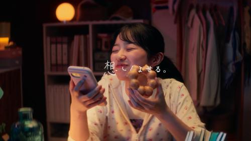 CMでは、日常の中にある小さな優しさや、誰かを想う気持ちが言葉を超えて伝わっていく様子を描写