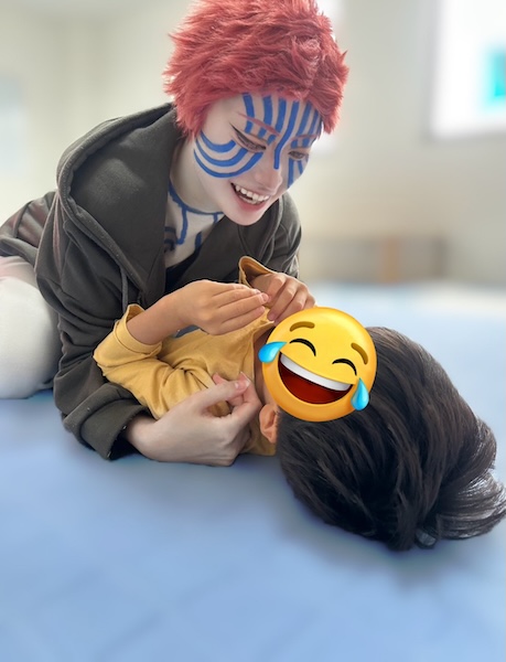 職場のハロウィンに猗窩座降臨! レイヤーの“ガチ仮装”に子ども熱狂