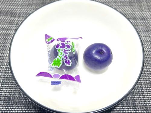 えっ、カリカリ梅のぶどう味……!?ついに発見した怪しすぎるお菓子を食べてみた