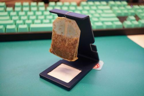 ティーバッグ使用時の悩みを解決「二番煎じ待機スタンド」 デザインを学ぶ大学院生が製作