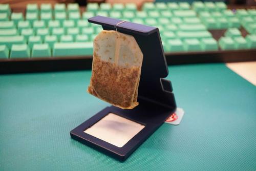 デザインを学ぶ大学院生、ヤダニウムさん(@yada_kaeru)が開発した、ティーバッグ用の「二番煎じ待機スタンド」