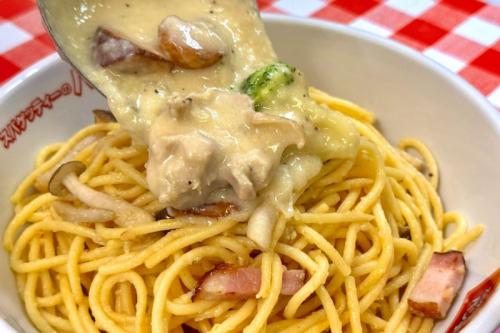 パンチョの極太麺にたっぷりのシチューナポを絡めて