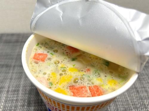 お湯を注ぐ