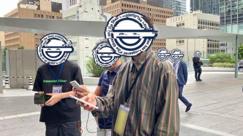 リアルタイムで顔が乗っ取られる！？「攻殻機動隊展」で“笑い男”によるハッキングを再現した鏡が登場