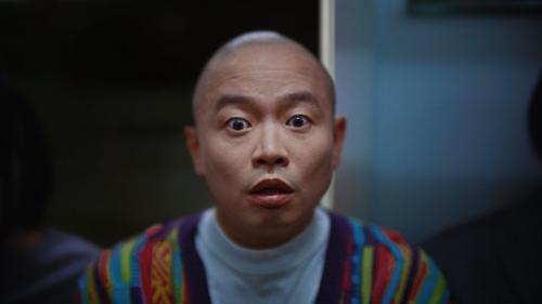 向かいの乗客のスマホのカメラレンズが自分に向いていることに気づく