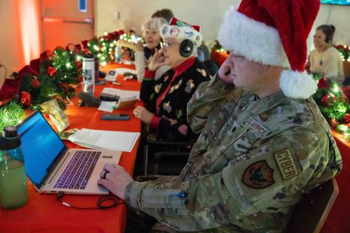 電話対応の様子（NORAD Tracks Santa Newsroom）
