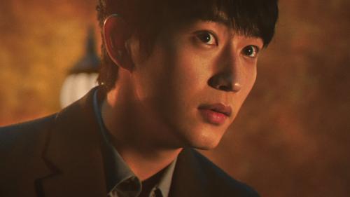 バーをのぞき込む杉野さん