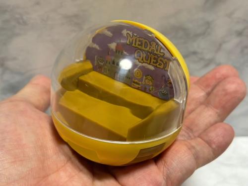 サイズ感は非常にコンパクトで、手のひらにポンと乗る大きさ