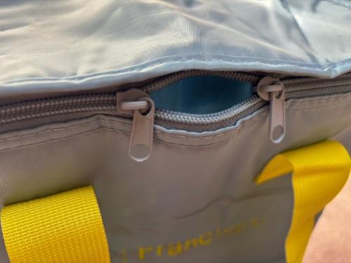 開閉はジッパー式で、左右双方向から開け閉めできる仕様