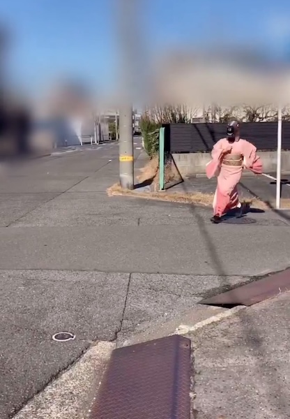 疾走するお姉さん