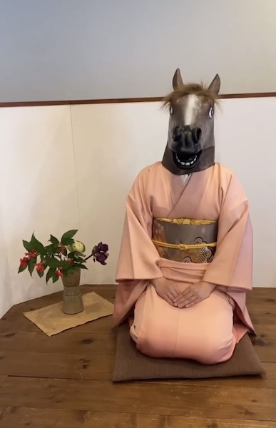 馬のマスクをかぶったお姉さん
