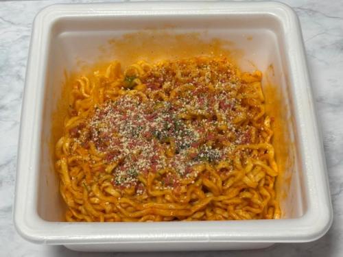 最後に「あとのせかやく」と「バジルソース」をトッピングして完成