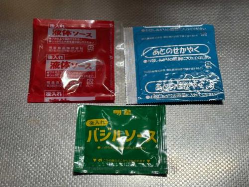 中には「後入れ液体ソース」「あとのせかやく」「後入れバジルソース」