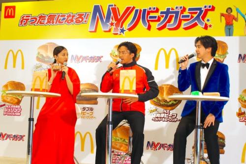 数原さんが片寄さんとみちょぱさんに新商品をお届け