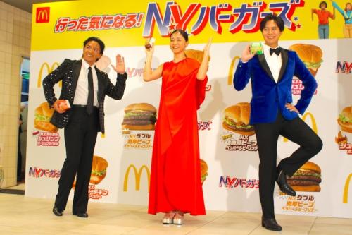 「N」「Y」「B」を象ったポーズを披露する3人
