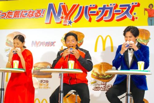 「N.Y.ダブル肉厚ビーフ ペッパー＆ビーフソテー」を全員で実食
