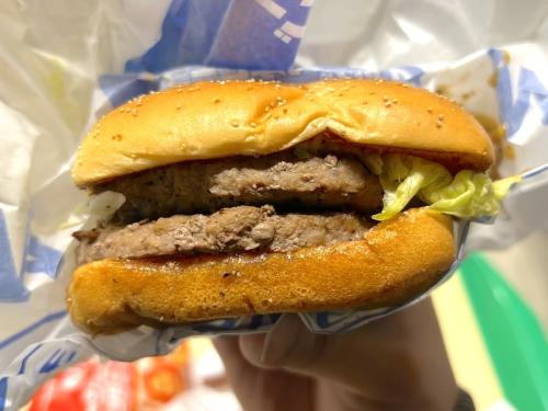 肉厚パティが2枚になって、食べごたえが桁違い
