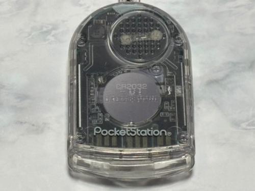 スピーカーの穴や電池カバーの形状など、細部にこだわりが詰まっています